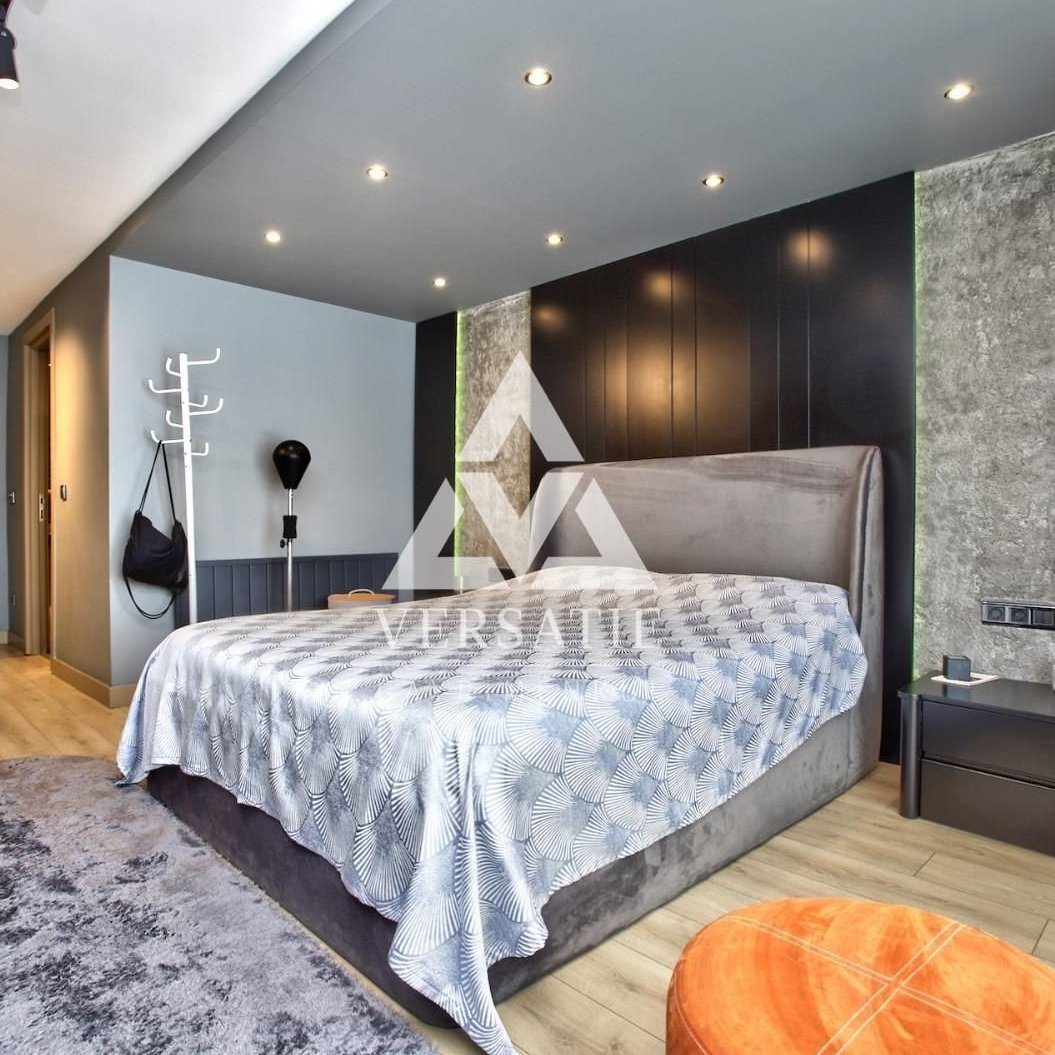 İstanbul’un en seçkin semtlerinden Etiler’de, prestijli Hareket Sitesi içerisinde konumlanan yaşam kalitesini ve yatırım potansiyelini bir arada sunan, zarafet ve fonksiyonelliğin buluştuğu, muhteşem satılık 4 katlı villa. 