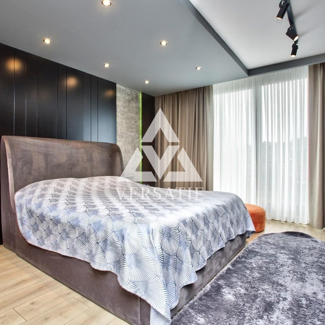 İstanbul’un en seçkin semtlerinden Etiler’de, prestijli Hareket Sitesi içerisinde konumlanan yaşam kalitesini ve yatırım potansiyelini bir arada sunan, zarafet ve fonksiyonelliğin buluştuğu, muhteşem satılık 4 katlı villa. 