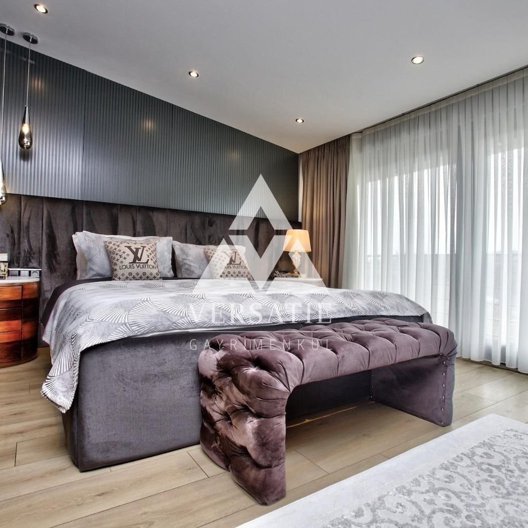 İstanbul’un en seçkin semtlerinden Etiler’de, prestijli Hareket Sitesi içerisinde konumlanan yaşam kalitesini ve yatırım potansiyelini bir arada sunan, zarafet ve fonksiyonelliğin buluştuğu, muhteşem satılık 4 katlı villa. 