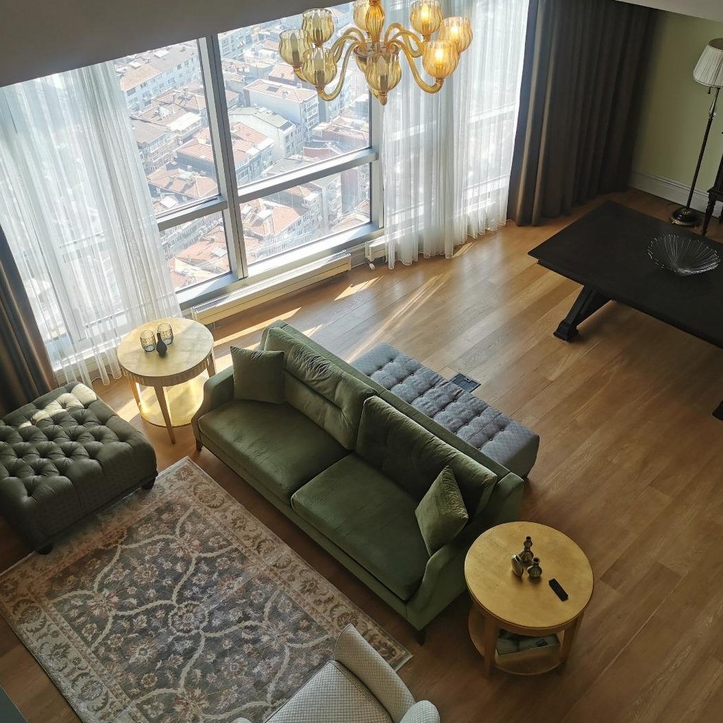 Şehrin kalbinde, yüksek prestijli Bomonti Divan Residence’da Boğaz manzaralı, full mobilyalı, asma katlı satılık lüks daire