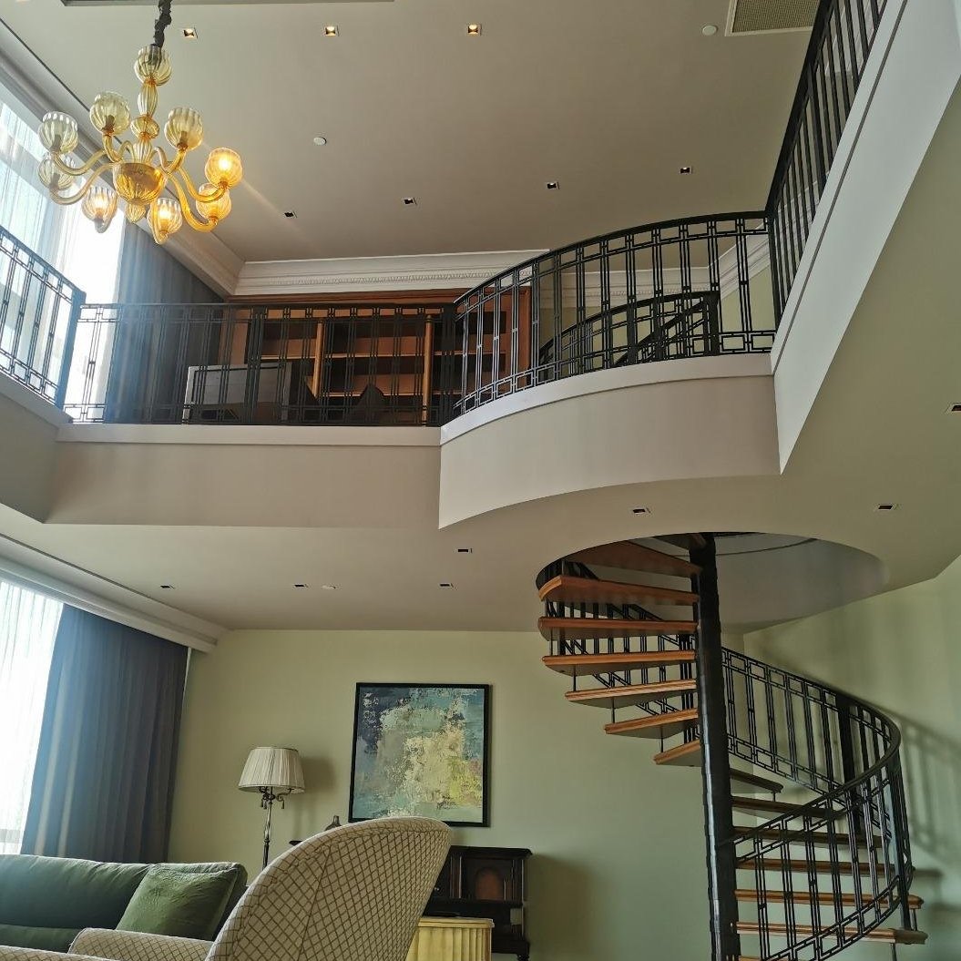 Şehrin kalbinde, yüksek prestijli Bomonti Divan Residence’da Boğaz manzaralı, full mobilyalı, asma katlı satılık lüks daire
