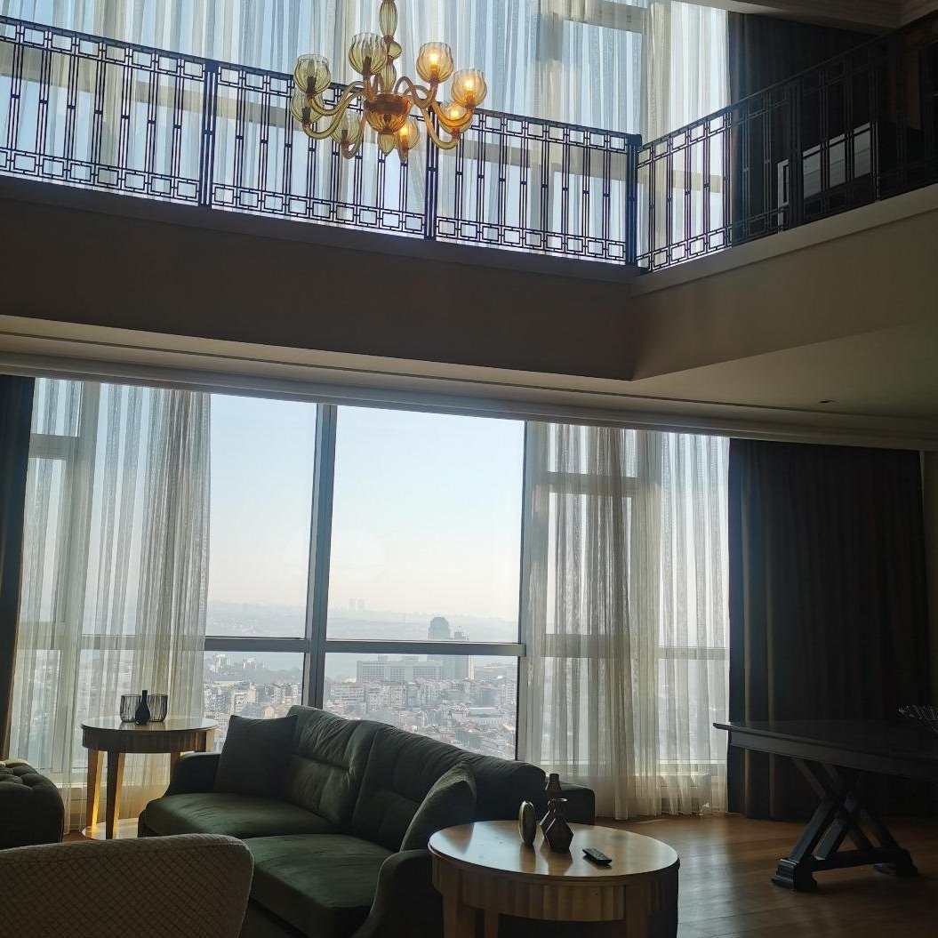 Şehrin kalbinde, yüksek prestijli Bomonti Divan Residence’da Boğaz manzaralı, full mobilyalı, asma katlı satılık lüks daire