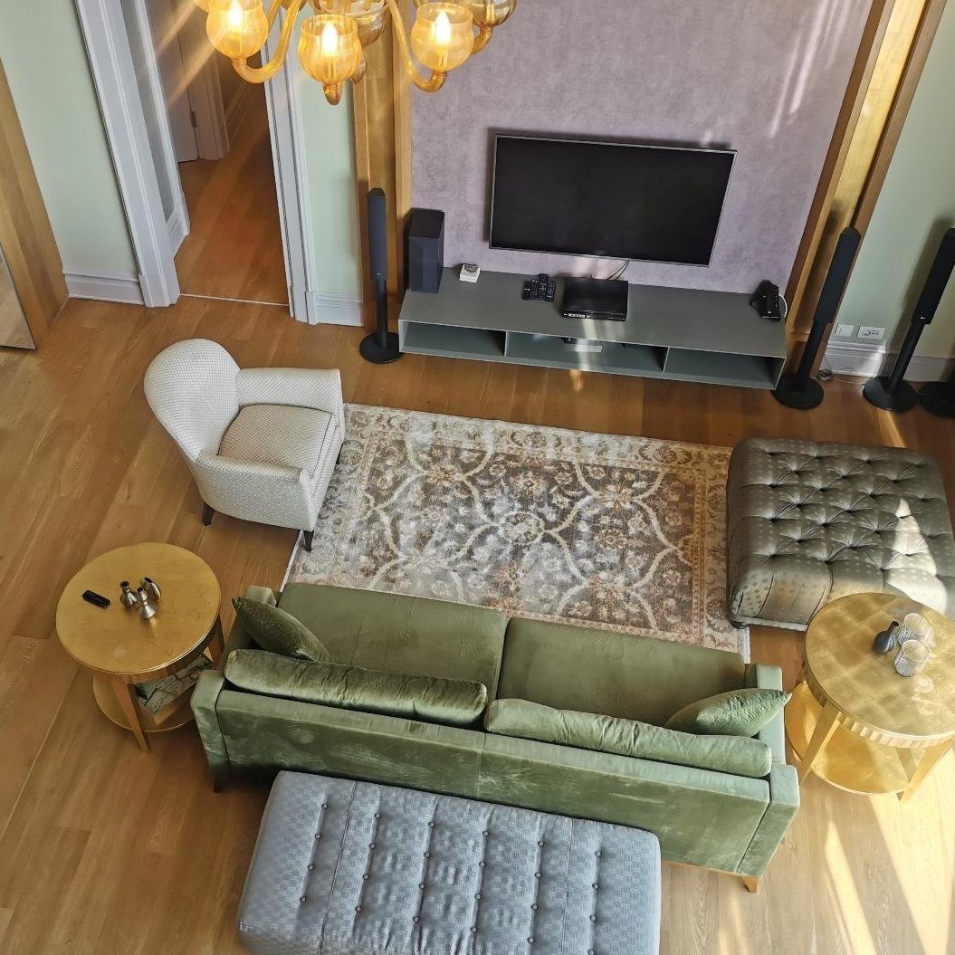 Şehrin kalbinde, yüksek prestijli Bomonti Divan Residence’da Boğaz manzaralı, full mobilyalı, asma katlı satılık lüks daire