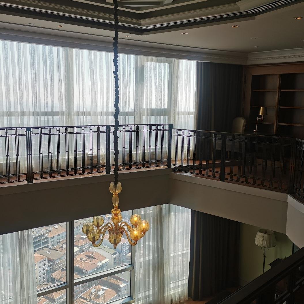 Şehrin kalbinde, yüksek prestijli Bomonti Divan Residence’da Boğaz manzaralı, full mobilyalı, asma katlı satılık lüks daire