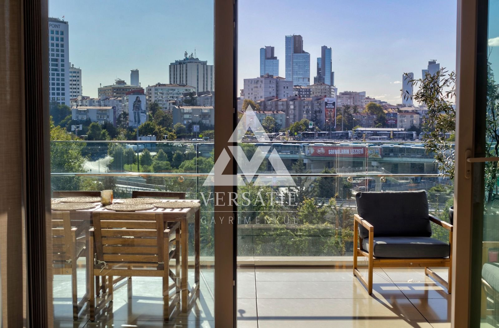 Zorlu Center Teras Evler’de, Boğaz manzarasına sahip 250 m² büyüklüğünde kiralık işyeri.