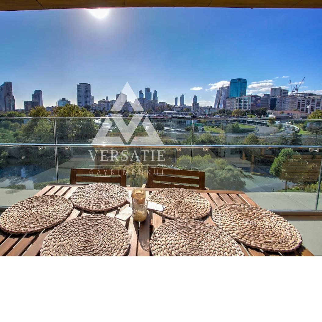 Zorlu Center Teras Evler’de, Boğaz manzarasına sahip 250 m² büyüklüğünde kiralık işyeri.