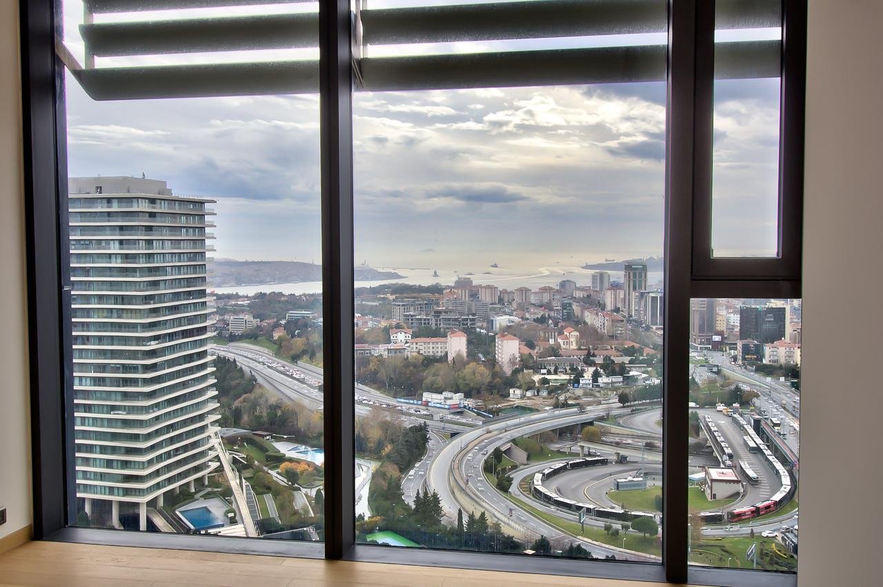 Çiftçi Towers’ta ayrıcalıklı bir yaşam sizi bekliyor. Eşsiz Boğaz ve tarihi yarımada manzarasına hakim, ultra lüks donanımlı bu özel rezidans, konfor ve zarafeti bir araya getiriyor. 
