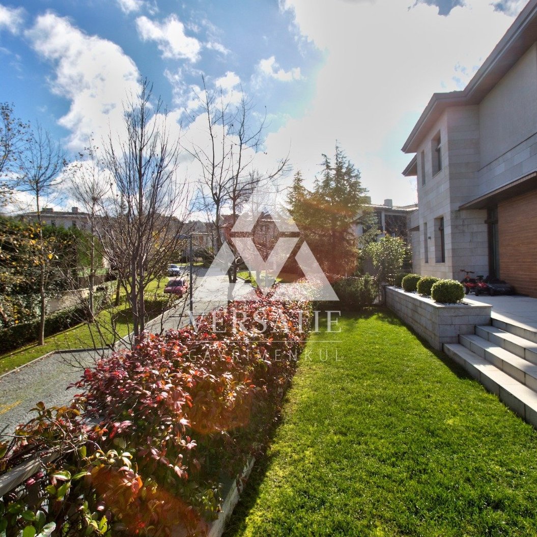 Zekeriyaköy Ormanada’da, geniş bahçesi, özel havuzu ve 700 m²’lik yaşam alanıyla kendine ait bir dünya sunan H700 tipi kiralık villa.
