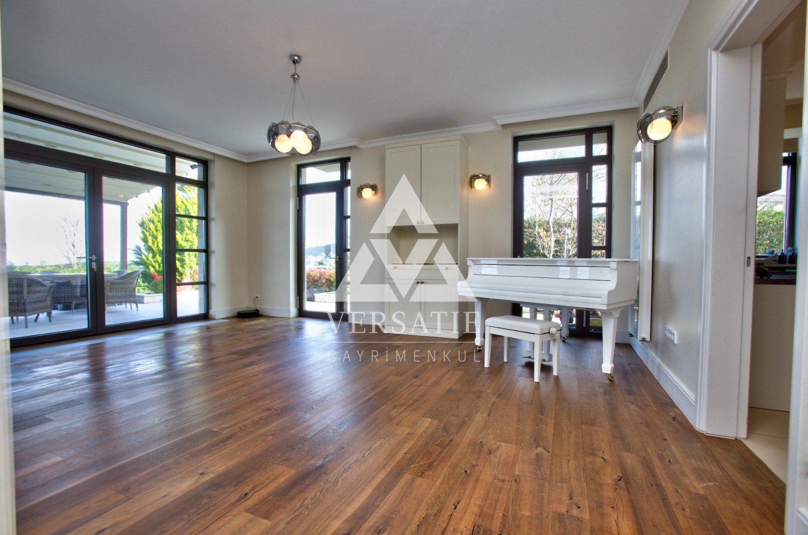 Zekeriyaköy Ormanada’da, geniş bahçesi, özel havuzu ve 700 m²’lik yaşam alanıyla kendine ait bir dünya sunan H700 tipi kiralık villa.