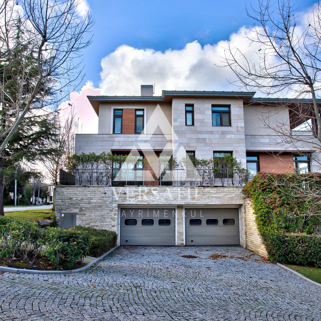 Zekeriyaköy Ormanada’da, geniş bahçesi, özel havuzu ve 700 m²’lik yaşam alanıyla kendine ait bir dünya sunan H700 tipi kiralık villa.