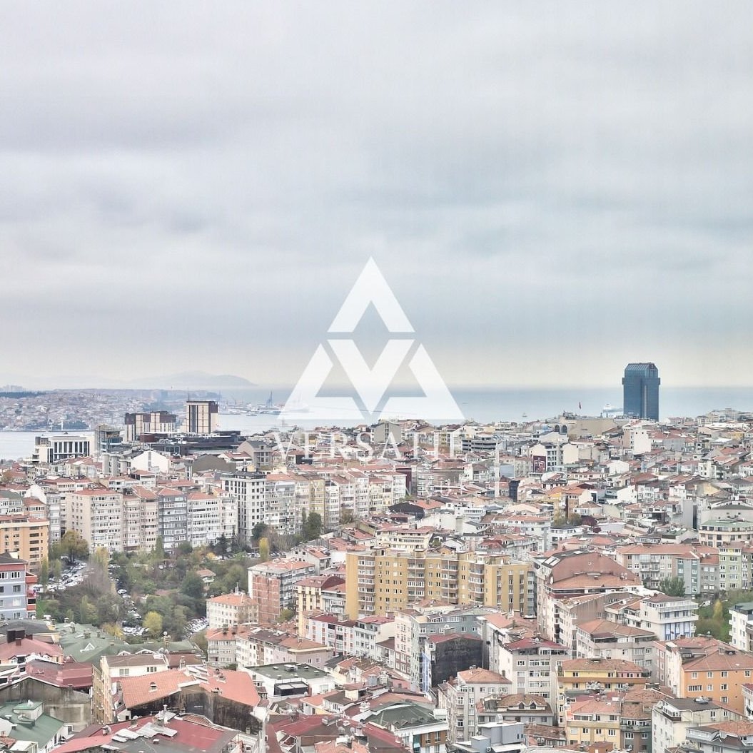 Şişli’nin en seçkin adreslerinden Elite Residence Şişli’de bulunan bu daire, profesyonel mimari dokunuşlarla tasarlanmış iç mekanları ve özenle seçilmiş ultra lüks mobilyalarıyla sofistike bir yaşam sunuyor.