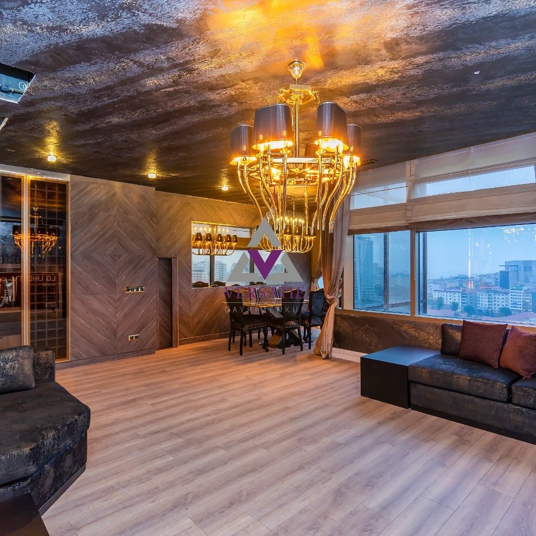 İstanbul'un kalbinde, dünyaca ünlü Ritz Carlton'da eşsiz bir yaşam fırsatı! Boğaz'ın büyüleyici manzarasına hakim, yeni dekore edilmiş ve şık mobilyalarla donatılmış bu satılık lüks daire, konfor ve zarafeti bir araya getiriyor.