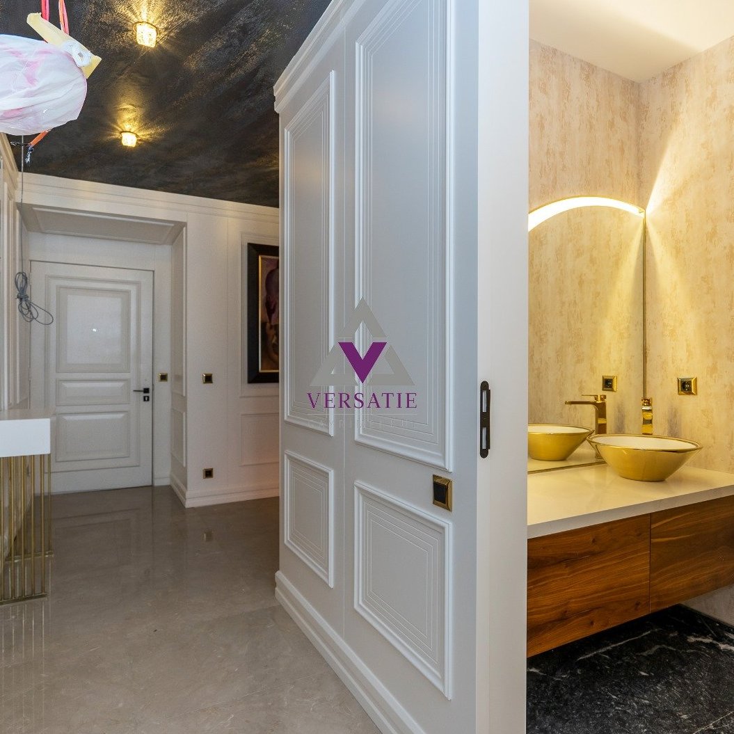İstanbul'un kalbinde, dünyaca ünlü Ritz Carlton'da eşsiz bir yaşam fırsatı! Boğaz'ın büyüleyici manzarasına hakim, yeni dekore edilmiş ve şık mobilyalarla donatılmış bu satılık lüks daire, konfor ve zarafeti bir araya getiriyor.