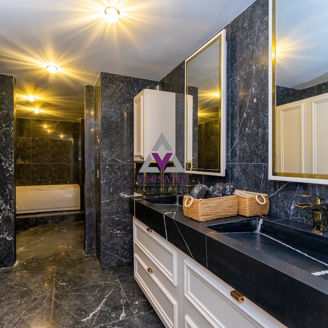 İstanbul'un kalbinde, dünyaca ünlü Ritz Carlton'da eşsiz bir yaşam fırsatı! Boğaz'ın büyüleyici manzarasına hakim, yeni dekore edilmiş ve şık mobilyalarla donatılmış bu satılık lüks daire, konfor ve zarafeti bir araya getiriyor.