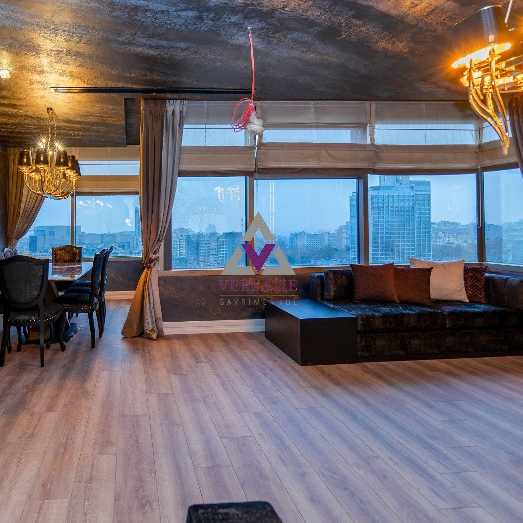 İstanbul'un kalbinde, dünyaca ünlü Ritz Carlton'da eşsiz bir yaşam fırsatı! Boğaz'ın büyüleyici manzarasına hakim, yeni dekore edilmiş ve şık mobilyalarla donatılmış bu satılık lüks daire, konfor ve zarafeti bir araya getiriyor.