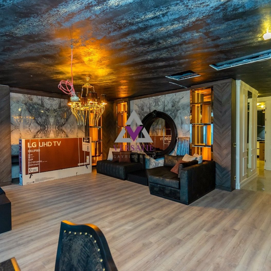İstanbul'un kalbinde, dünyaca ünlü Ritz Carlton'da eşsiz bir yaşam fırsatı! Boğaz'ın büyüleyici manzarasına hakim, yeni dekore edilmiş ve şık mobilyalarla donatılmış bu satılık lüks daire, konfor ve zarafeti bir araya getiriyor.