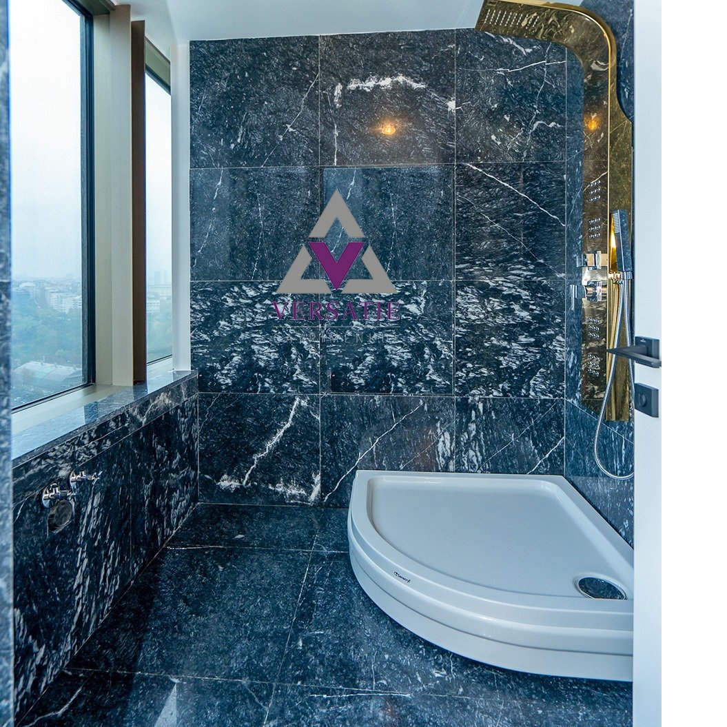 İstanbul'un kalbinde, dünyaca ünlü Ritz Carlton'da eşsiz bir yaşam fırsatı! Boğaz'ın büyüleyici manzarasına hakim, yeni dekore edilmiş ve şık mobilyalarla donatılmış bu satılık lüks daire, konfor ve zarafeti bir araya getiriyor.