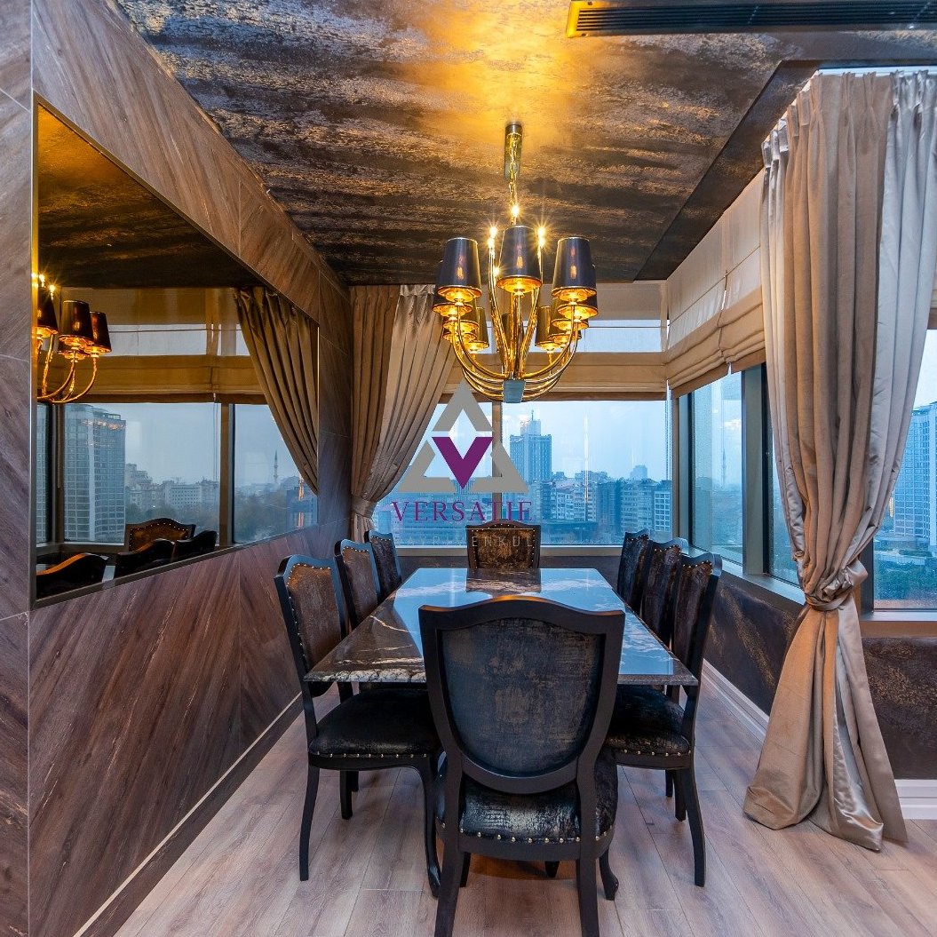 İstanbul'un kalbinde, dünyaca ünlü Ritz Carlton'da eşsiz bir yaşam fırsatı! Boğaz'ın büyüleyici manzarasına hakim, yeni dekore edilmiş ve şık mobilyalarla donatılmış bu satılık lüks daire, konfor ve zarafeti bir araya getiriyor.