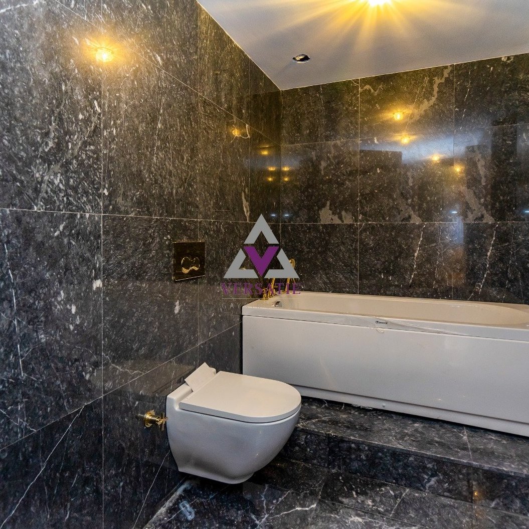 İstanbul'un kalbinde, dünyaca ünlü Ritz Carlton'da eşsiz bir yaşam fırsatı! Boğaz'ın büyüleyici manzarasına hakim, yeni dekore edilmiş ve şık mobilyalarla donatılmış bu satılık lüks daire, konfor ve zarafeti bir araya getiriyor.