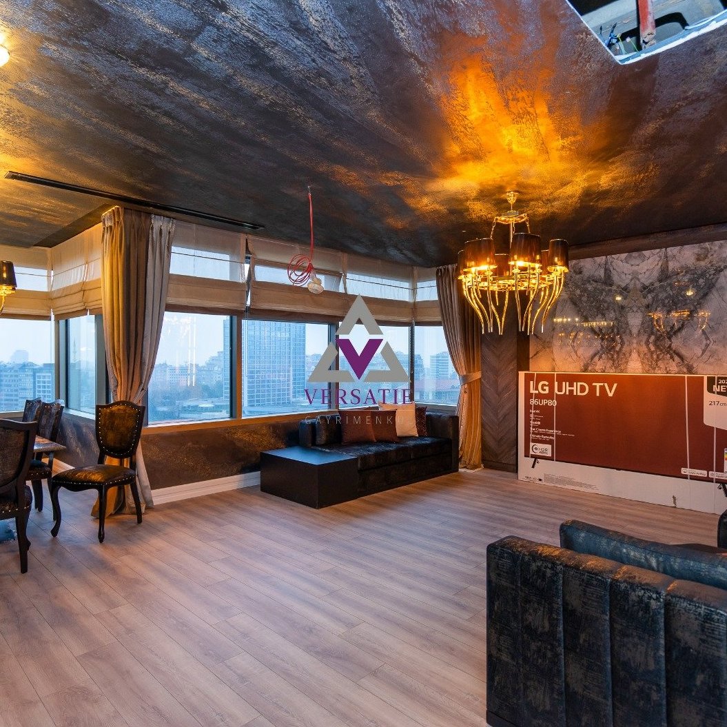İstanbul'un kalbinde, dünyaca ünlü Ritz Carlton'da eşsiz bir yaşam fırsatı! Boğaz'ın büyüleyici manzarasına hakim, yeni dekore edilmiş ve şık mobilyalarla donatılmış bu satılık lüks daire, konfor ve zarafeti bir araya getiriyor.