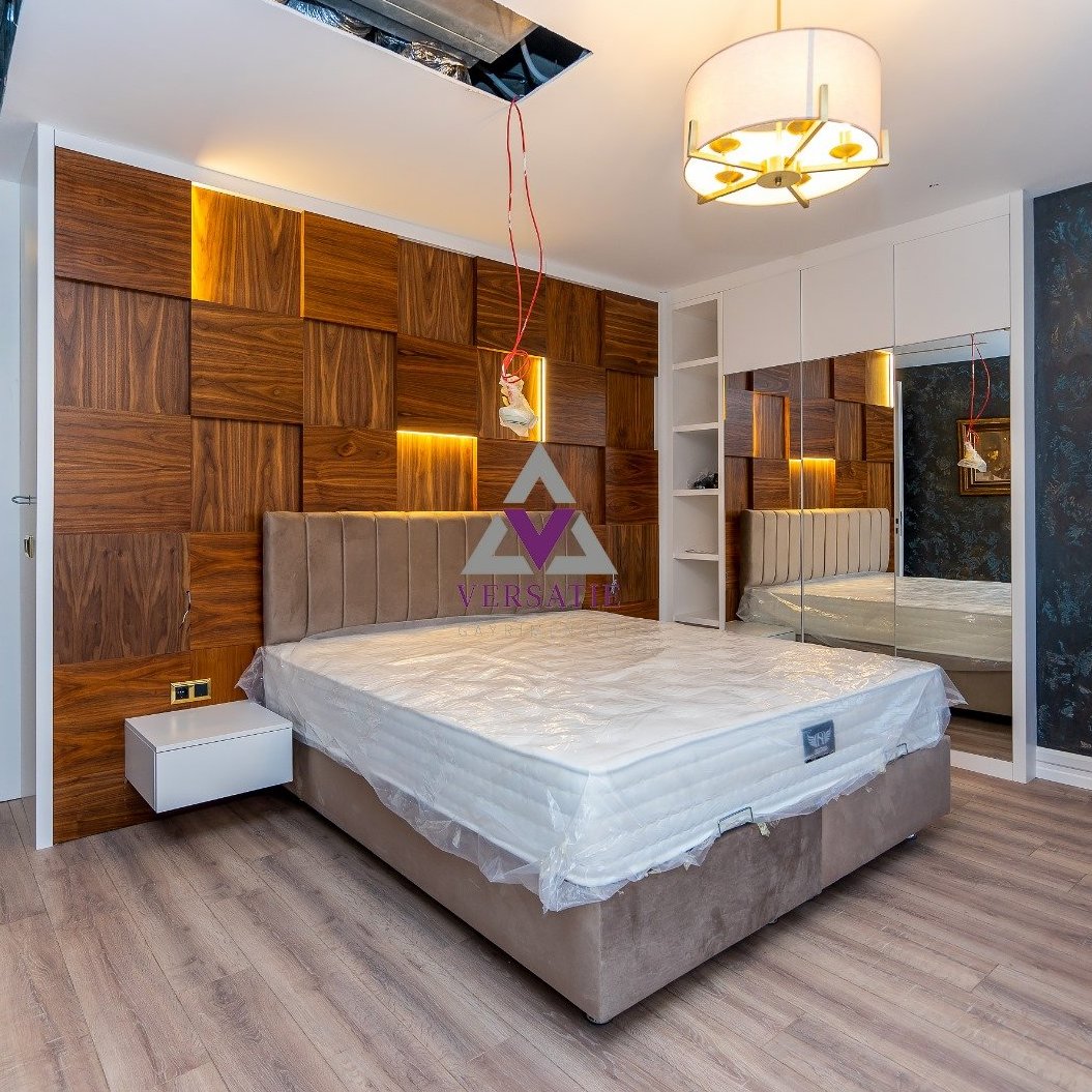 İstanbul'un kalbinde, dünyaca ünlü Ritz Carlton'da eşsiz bir yaşam fırsatı! Boğaz'ın büyüleyici manzarasına hakim, yeni dekore edilmiş ve şık mobilyalarla donatılmış bu satılık lüks daire, konfor ve zarafeti bir araya getiriyor.