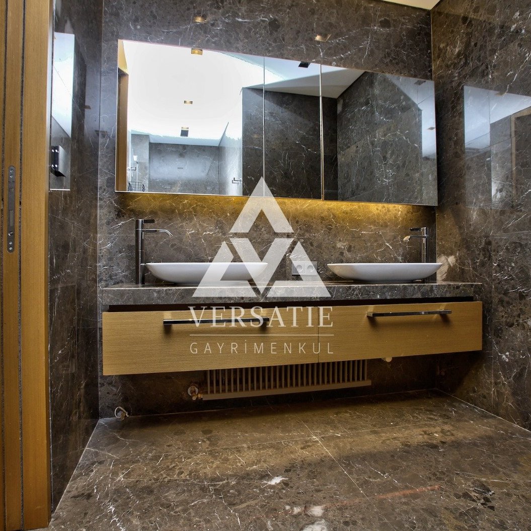 İstanbul’un en prestijli yaşam ve alışveriş merkezi Zorlu Center’da, ayrıcalıklı bir yaşamın kapılarını aralamak isteyenler için sunulan, çağdaş mimarisi ve ferah yaşam alanlarıyla konforu ve şıklığı bir araya getiren eşsiz satılık ve kiralık lüks rezidans
