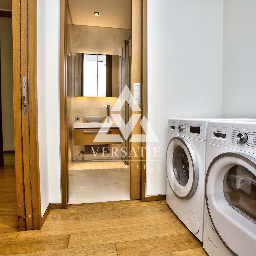 İstanbul’un en prestijli yaşam ve alışveriş merkezi Zorlu Center’da, ayrıcalıklı bir yaşamın kapılarını aralamak isteyenler için sunulan, çağdaş mimarisi ve ferah yaşam alanlarıyla konforu ve şıklığı bir araya getiren eşsiz satılık ve kiralık lüks rezidans