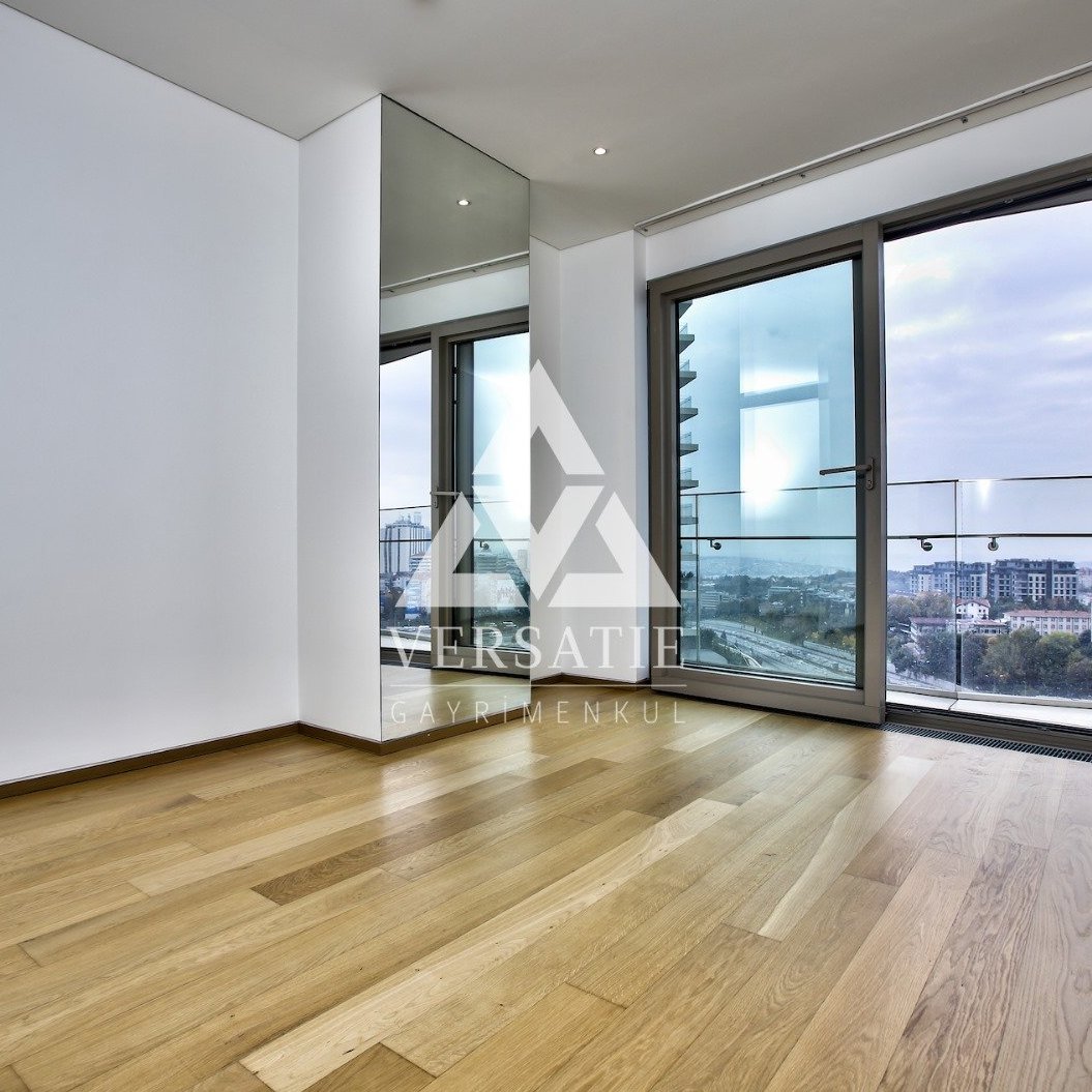 İstanbul’un en prestijli yaşam ve alışveriş merkezi Zorlu Center’da, ayrıcalıklı bir yaşamın kapılarını aralamak isteyenler için sunulan, çağdaş mimarisi ve ferah yaşam alanlarıyla konforu ve şıklığı bir araya getiren eşsiz satılık ve kiralık lüks rezidans