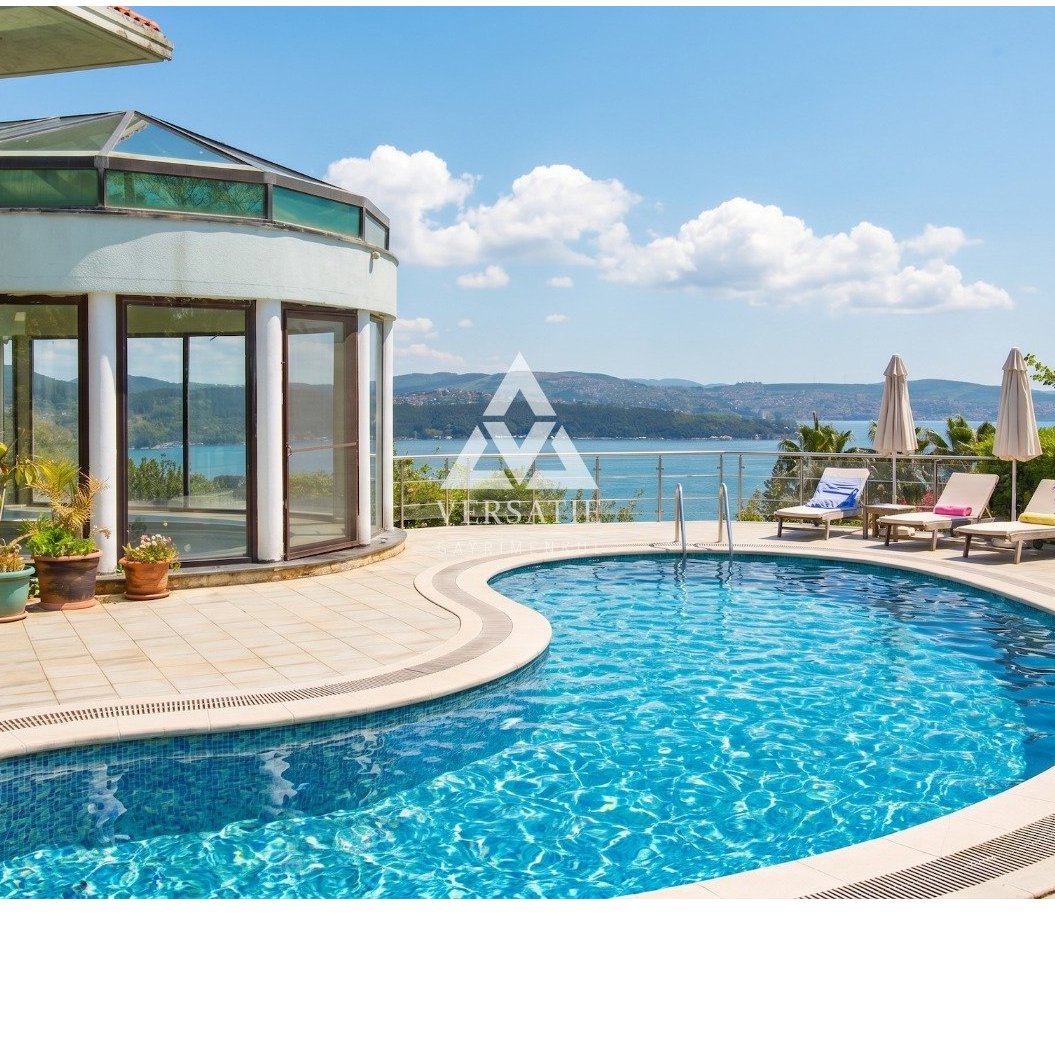 Sarıyer Alsit Villaları’nda, eşsiz konumu ve nefes kesen panoramik Boğaz manzarasıyla ayrıcalıklı bir yaşam sunan kiralık ultra lüks villa.