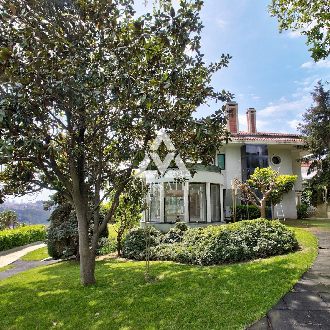 Sarıyer Alsit Villaları’nda, eşsiz konumu ve nefes kesen panoramik Boğaz manzarasıyla ayrıcalıklı bir yaşam sunan kiralık ultra lüks villa.
